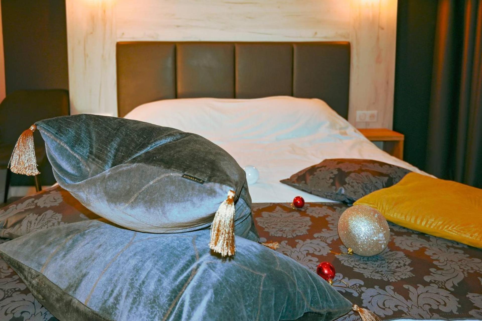 Logis Clermotel - Hotel & Restaurant Аньє Екстер'єр фото
