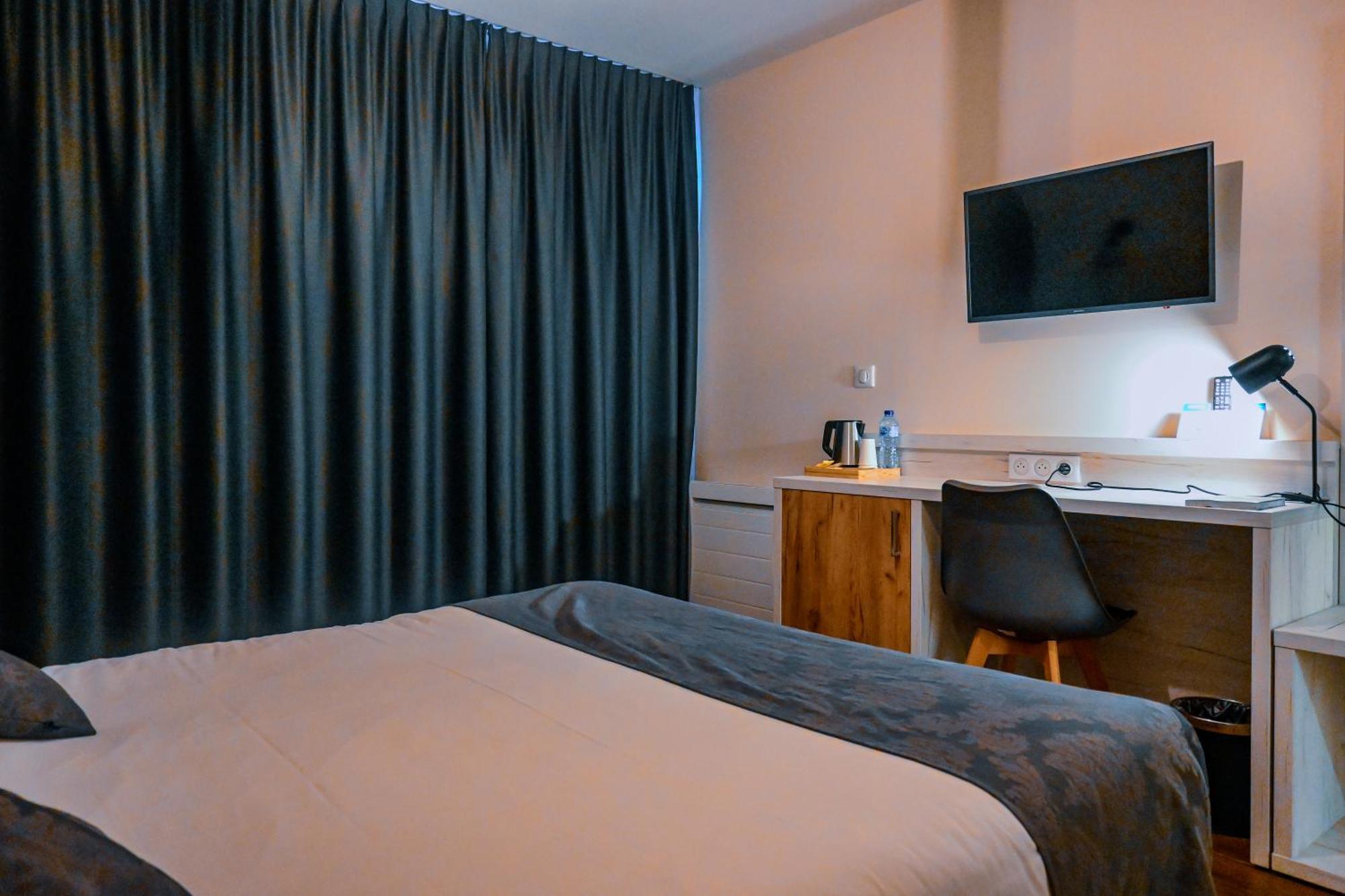 Logis Clermotel - Hotel & Restaurant Аньє Екстер'єр фото