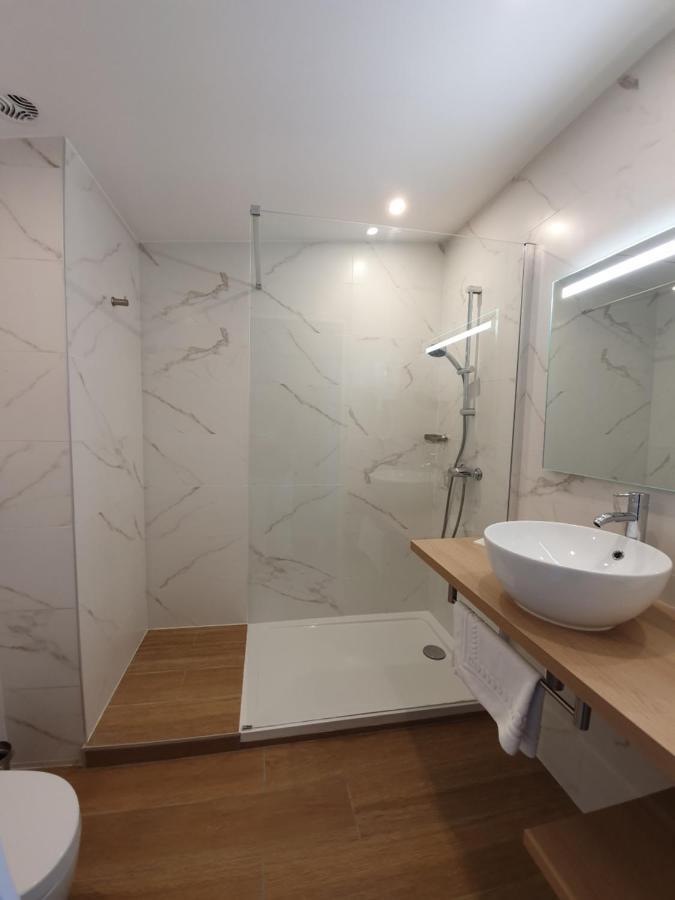Logis Clermotel - Hotel & Restaurant Аньє Екстер'єр фото